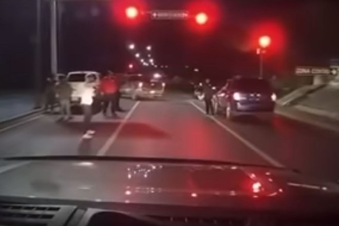 #video Izigral nepridiprave, ki so želeli ukrasti njegovo vozilo