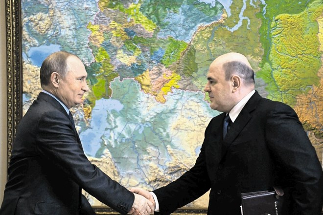 Ruski predsednik Putin stiska roko vodji ruske davčne uprave Mihajlu Mišustinu, ki ga je včeraj predlagal za premierski...