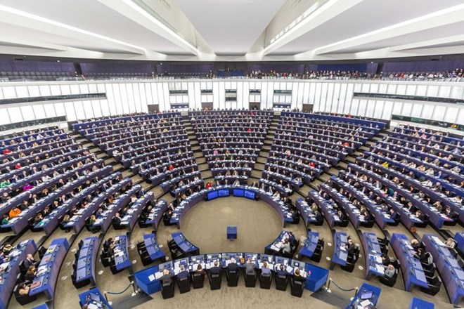 Evropski poslanci ocenili, da se stanje vladavine prave na Madžarskem in Poljskem slabša