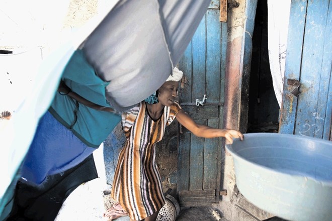 Ljudje v prestolnici Haitija še vedno živijo v zasilnih bivališčih.