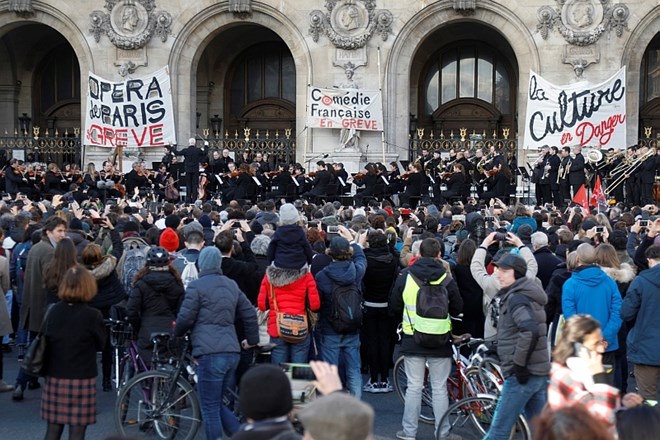 V Parizu spopadi med rumenimi jopiči in policijo