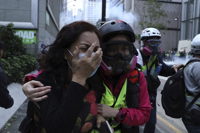 Hongkonška policija protestnike razgnala s solzivcem