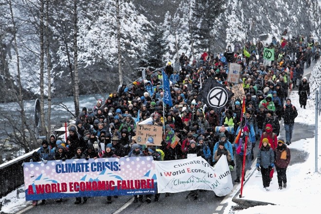 Podnebni aktivisti protestirajo v bližini Davosa, kjer se jutri začenja vsakoletni Svetovni gospodarski forum.