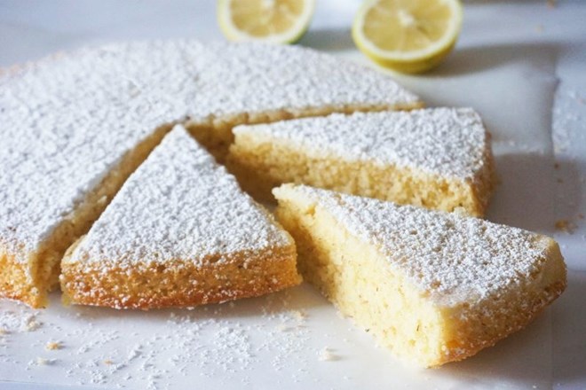 Osvežilen in božansko sočen limonin kolač