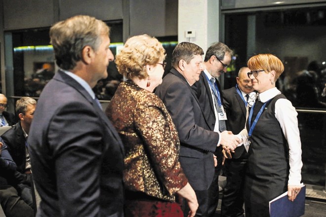 Nova predsednica DeSUS Aleksandra Pivec se bo jutri sestala s strankino poslansko skupino. Na kongresu ji je ob izvolitvi...