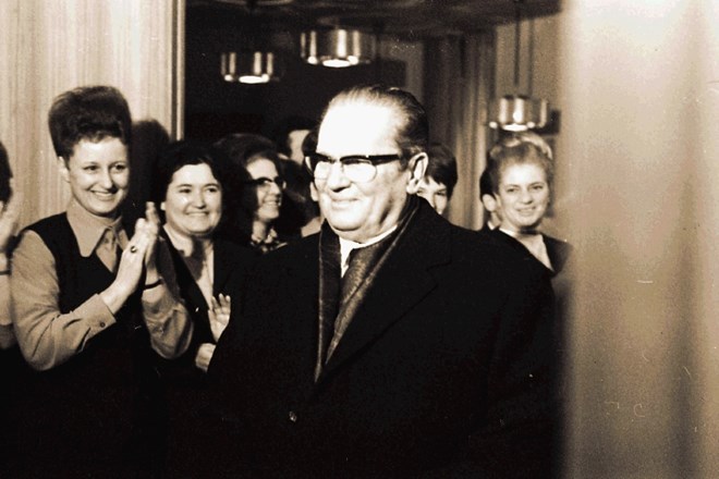 Porumenela fotografija –  leto 1970: Tito v bolnišnici Petra Držaja
