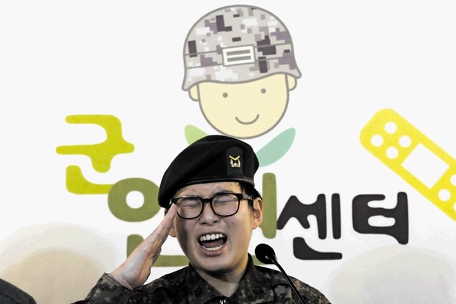 Byun Hui-Su je zaradi spremembe spola izgubila službo v južnokorejski vojski. Na tiskovni konferenci je objokana...