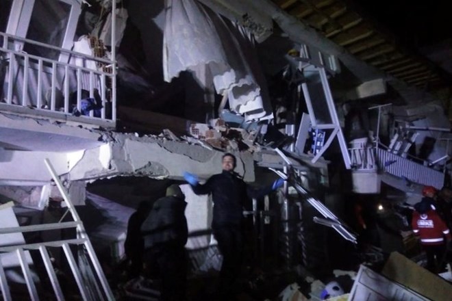 Vzhod Turčije stresel močan potres in zahteval smrtne žrtve