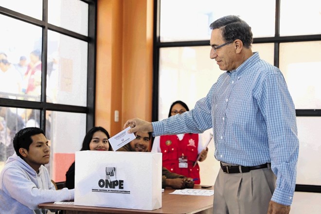 Perujski predsednik Vizcarra oddaja glas na kongresnih volitvah.