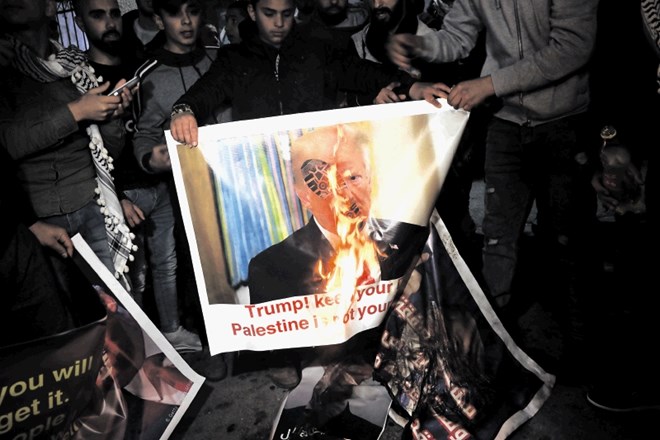 Palestinci so danes zažigali plakate s podobo ameriškega predsednika in na podlagi izkušenj z njegovo politiko v regiji...