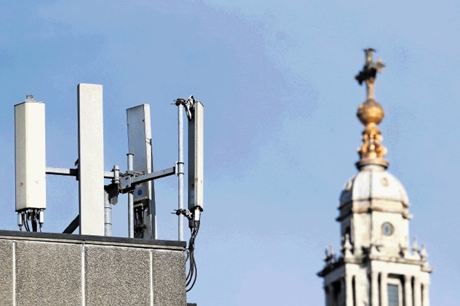 Bazna postaja mobilne telefonije v bližini londonske katedrale svetega Pavla. Britanske oblasti so delno odprle vrata...