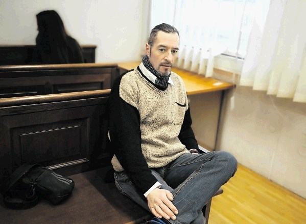 Danes 43-letni Brežičan Roman Stunković naj bi v Zagrebu marca 2018 zagrešil drzni rop, še pred tem pa večkrat zlorabil...
