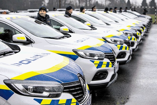 Po predlogu agencije za varnost prometa bi začasen odvzem vozniškega dovoljenja upravni enoti lahko predlagala policija,...
