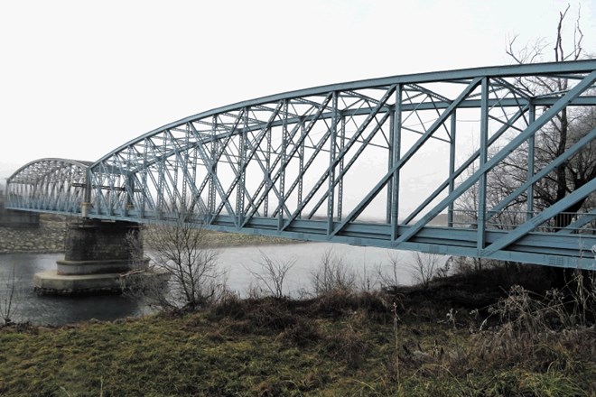 Obnovitvena dela na železnem mostu preko Save (na fotografiji) so pri koncu.