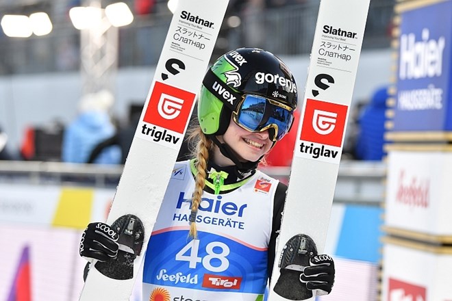 Na tekmi svetovnega pokala smučark skakalk v Oberstdorfu je slavila Avstrijka Chiara Hölzl.