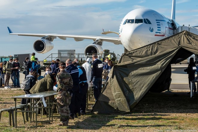 V Franciji pristalo novo letalo z 250 evakuiranimi iz kitajskega Wuhana