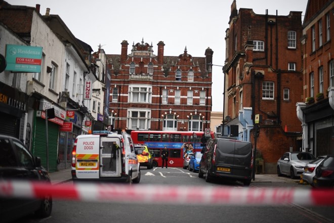 Policija v Londonu ustrelila človeka, ki je v napadu "s terorističnim ozadjem" zabodel več ljudi