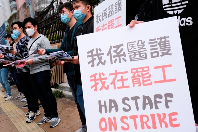 V Hongkongu zdravstveni delavci s stavko zahtevajo zaprtje meje s Kitajsko zaradi koronavirusa