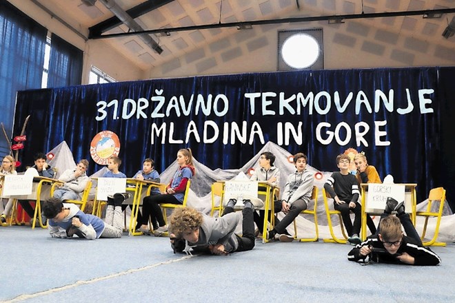 Finalisti tekmovanja Mladina in gore so morali prikazati tudi ustavljanje s cepinom.