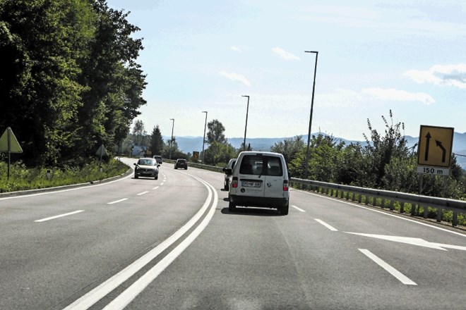 Kaže, da bo promet po Dolenjski cesti do Škofljice dvopasovno tekel vsaj do leta 2025.