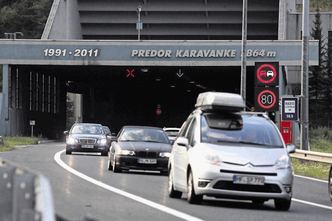 Predor Karavanke je najdaljši slovenski cestni predor in hkrati eden  prometno najbolj obremenjenih.