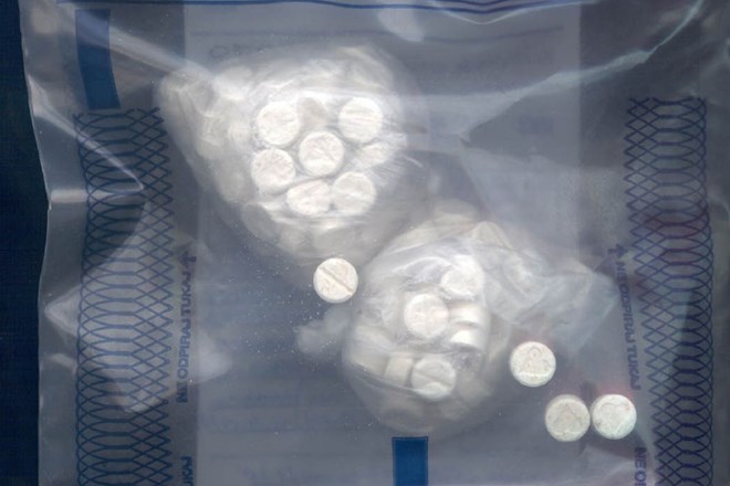Osumljenec iz Železnikov je tabletke ekstazija prodajal na Obali, tudi osnovnošolcu.