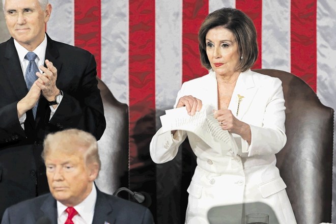 Nancy Pelosi je Donaldu Trumpu ukradla šov, ko je raztrgala (dobesedno) njegov govor o stanju v državi.
