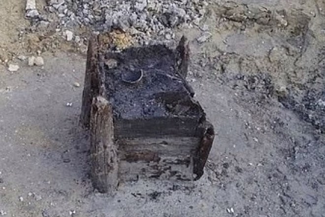 Leseni zabojnik je bil več stoletij pod vodo, zato je njegovo sušenje zahtevno.