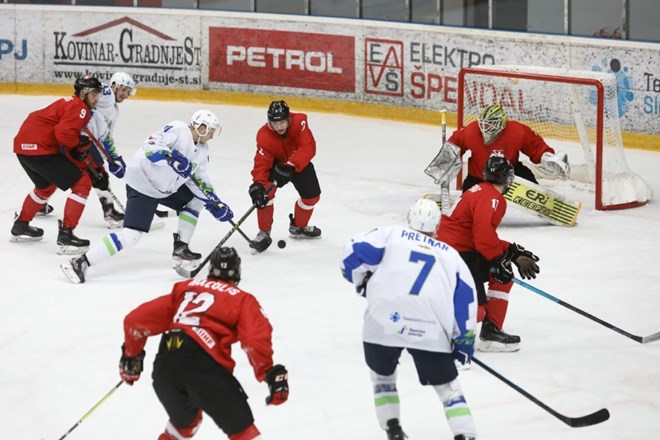 Hokejisti Slovenije (v belih dresih) so po pričakovanjih visoko premagali Litovce,  zabili so jim 12 golov.