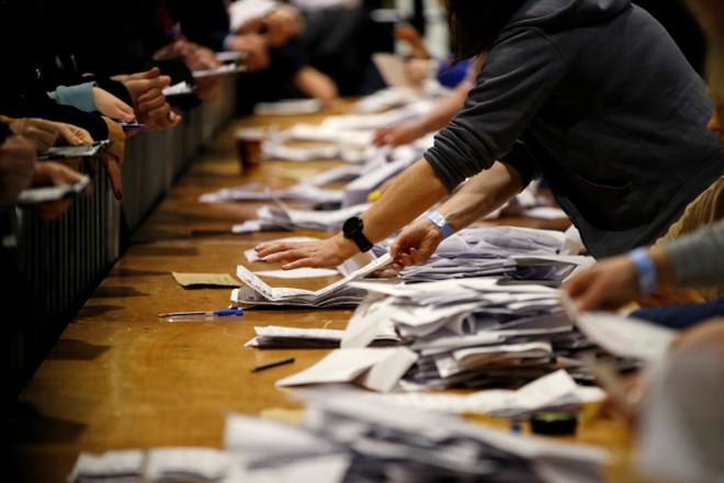 »Neskončno« preštevanje glasov sobotnih irskih volitev je trajalo pozno v nedeljsko noč. Po prvem štetju glasov je...