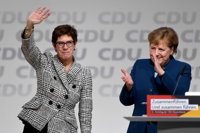 Predsednica CDU Annegret Kramp-Karrenbauer (levo) in nemška kanclerka Angela Merkel (desno).