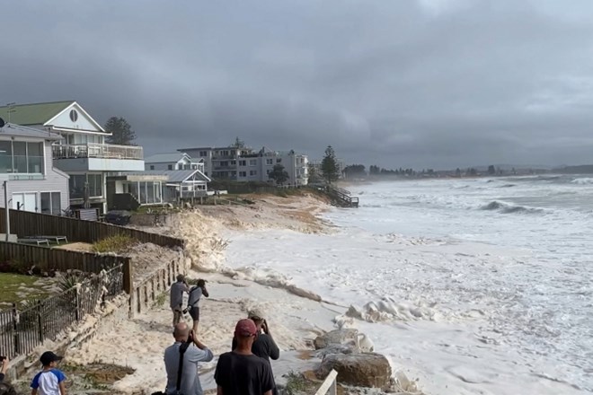 Meteorološki urad je izdal opozorilo pred močnim dežjem in poplavami za celoten obalni del zvezne države Novi Južni Wales.