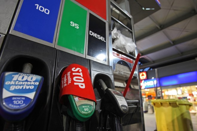 Cene reguliranih pogonskih goriv, neosvinčenega 95-oktanskega bencina in dizla, na bencinskih servisih zunaj avtocestnega...