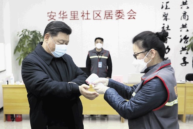 Xi Jinping med preverjanjem telesne temperature med obiskom  zdravstvenega doma v Pekingu. Kitajski predsednik za zdaj vešče...