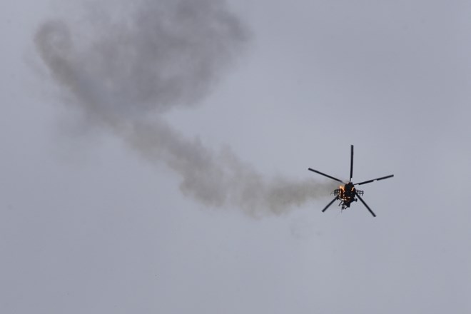 Sirijski vladni helikopter, ki so ga uporniki danes zadeli z raketo.