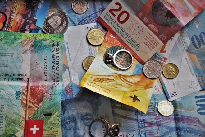 Poskus sporazumnega reševanja problematike kreditov v švicarskih frankih ni uspel