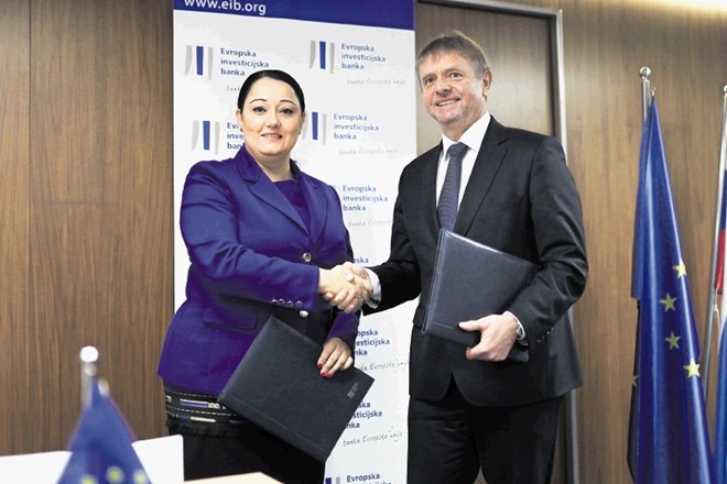 Pogodbo med EIB in družbo Dars za financiranje gradnje druge cevi predora Karavanke sta podpisala podpredsednica EIB Liljana...