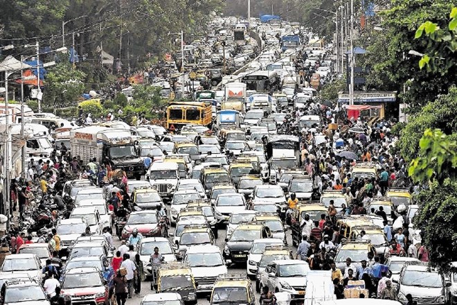 Policija v indijski metropoli Mumbaj se je domislila pilotnega projekta discipliniranja voznikov.