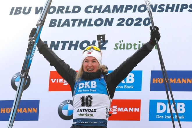 Na svetovnem prvenstvu v biatlonu v Anterselvi je na prvi posamični preizkušnji slavila Norvežanka Marte Olsbu Roeiseland. V...
