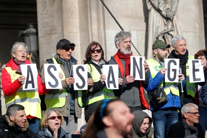 Več kot 100 zdravnikov je Veliko Britanijo obtožilo, da ustanovitelju Wikileaksa Julianu Assangu, ki je zaprt v londonskem...