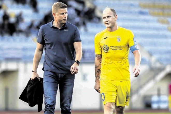 Podaljšana roka trenerja Andreja Razdrha (levo) na igrišču je 34-letni kapetan Senijad Ibričić, ki bo po koncu kariere v...