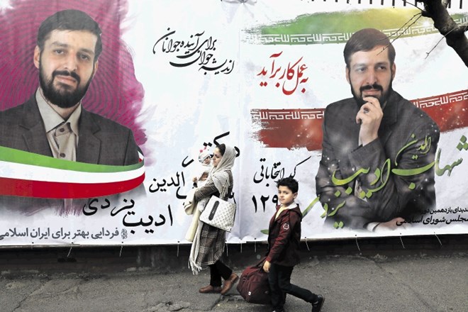 Teherančani hodijo mimo predvolilnih plakatov v iranski prestolnici.