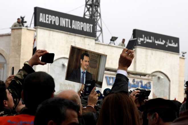 Veselje množic ob ponovnem odprtju letališča v Alepu.