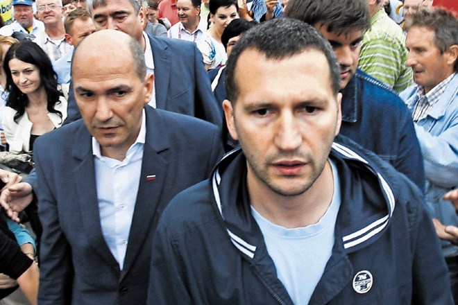 Janez Janša in Damir Črnčec junija 2014, ko je Janša v spremstvu podpornikov odšel na prestajanje zaporne kazni zaradi...