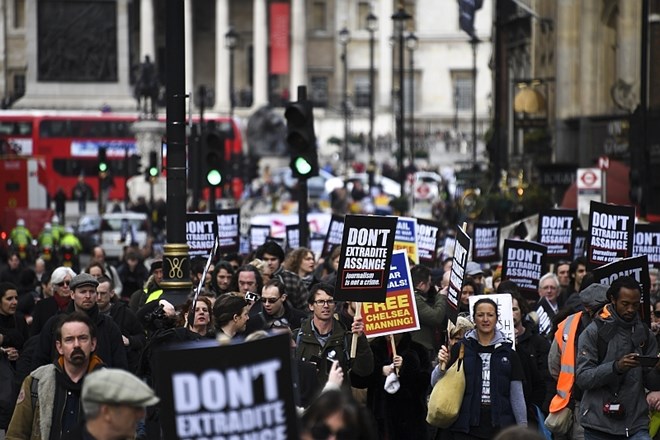 Več tisoč ljudi v Londonu na shodu proti izročitvi Assangea ZDA
