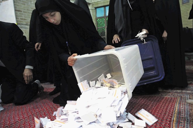 Predstavnice volilne komisije se lotevajo preštevanja glasovnic v Teheranu, kjer je bila volilna udeležba vsega 27-odstotna.