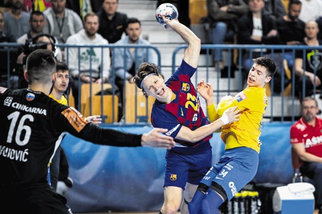 Slovenec Jure Dolenec (z žogo) je bil s sedmimi goli prvi strelec Barcelone proti Celjanom v Zlatorogu.