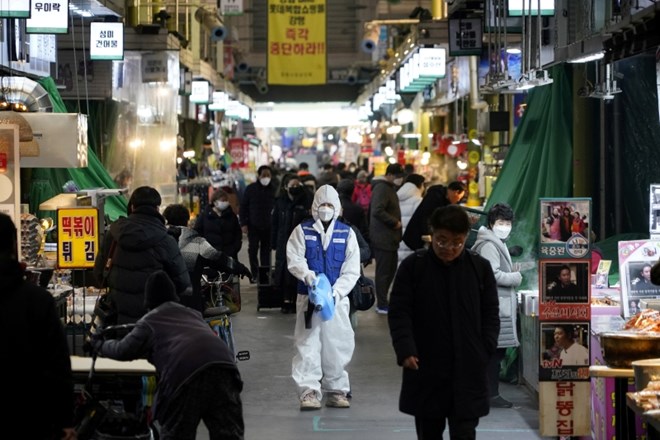 Južna Koreja je glede na zadnje podatke postala država z največ okužbami z novim virusom izven Kitajske.