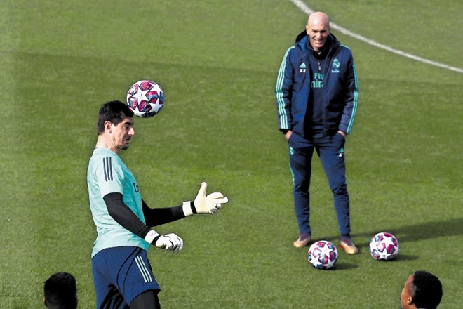 Zinedine Zidane (desno) je v soboto z Realom izgubil pri Levanteju in prvo mesto v prvenstvu spet prepustil Barceloni.