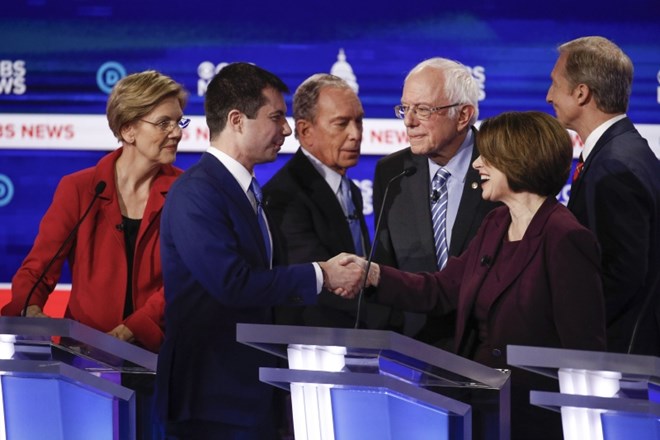 Do leve proti desni: Elizabeth Warren, Pete Buttigieg, Mike Bloomberg, Bernie Sanders,  Amy Klobuchar in Tom Steyer.